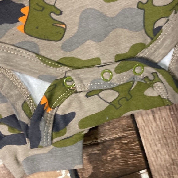Robeez Dino 🦖 camo two piece set pattered onsie - Picture 15 of 16